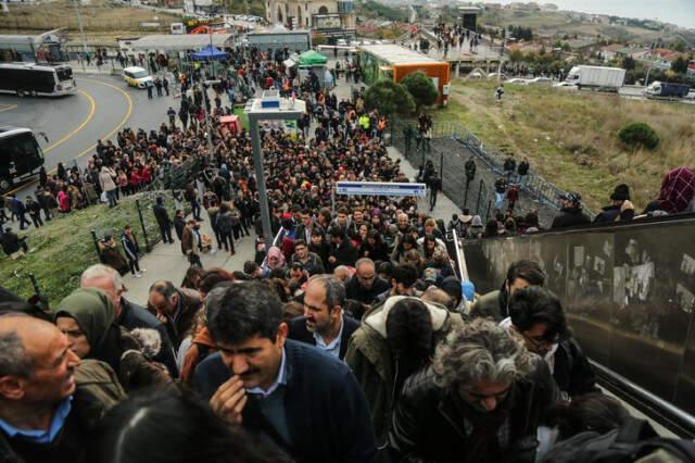 Vatandaşlar, TÜYAP'a Akın Etti! Üst Geçit Yetmedi, Polis Yolu Kesti