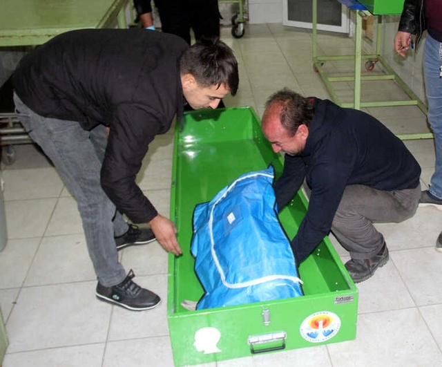 Bir Babanın En Ağır Yükü! Karısının Döverek Öldürdüğü Bebeğini Gözyaşlarıyla Kucakladı