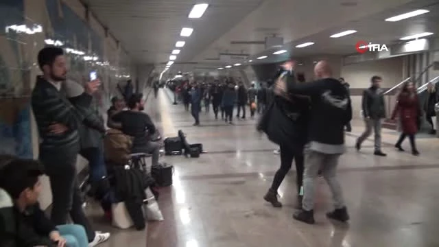 Yarışma için İstanbul'a Gelen Dansçılar Taksim Metrosunda Böyle Dans Etti