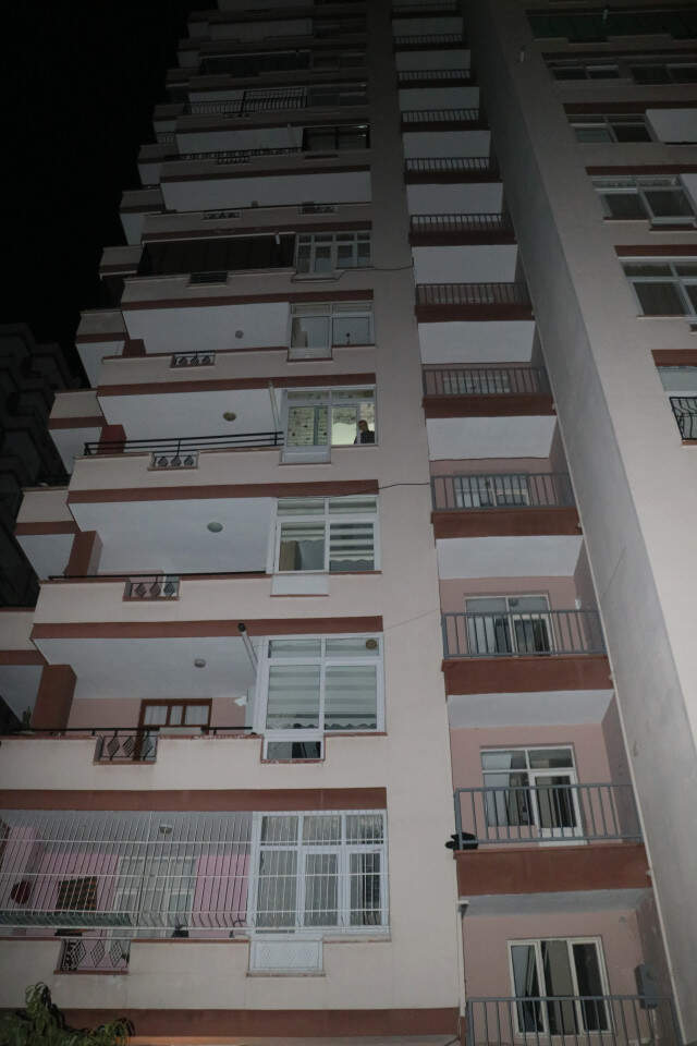 7'nci Kattaki Evine Balkondan Girmek İsteyen Genç Kız Öldü 7'nci Kattaki Evine Balkondan Girmek İsteyen Genç Kız Öldü
