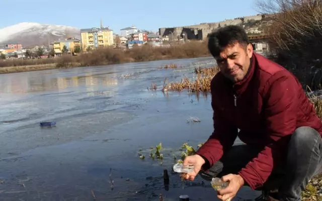 Dondurucu Soğukların Etkili Olduğu Ardahan'da Nehir Buz Tuttu