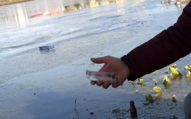 Dondurucu Soğukların Etkili Olduğu Ardahan'da Nehir Buz Tuttu