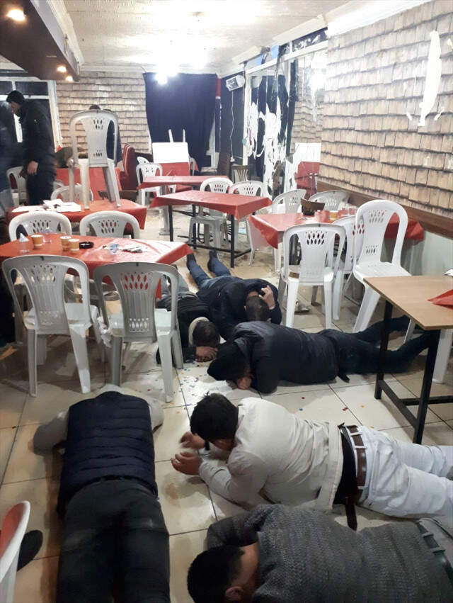 Polisi Karşısında Gören Kumarbazlar, Birbirlerini Ezip Kaçmaya Çalıştı Polisi Karşısında Gören Kumarbazlar, Birbirlerini Ezip Kaçmaya Çalıştı