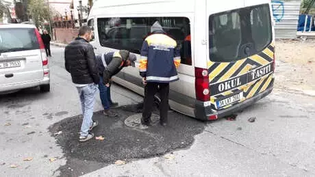 Bakırköy'de Yol Çöktü, Öğrenci Servisi Mahsur Kaldı