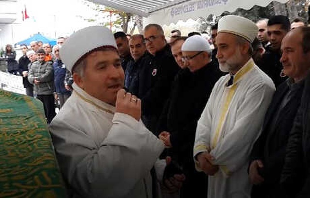 İmam <a class='keyword-sd' href='/baba/' title='Baba'>Baba</a>, Oğlunun Cenaze Namazını Kıldırdı