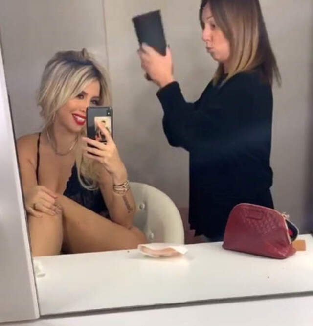 Mauro Icardi'nin Eşi Wanda Nara'nın, Reklam Çekimindeki Pozları Yürek Hoplattı Mauro Icardi'nin Eşi Wanda Nara'nın Reklam Çekimindeki Pozları Yürek Hoplattı