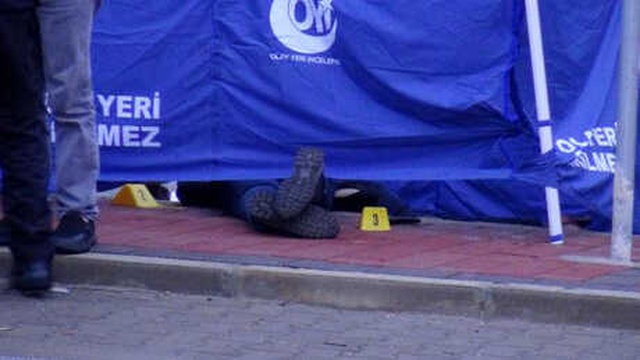 Uzaklaştırma Kararı Olan Koca, Eşini Durakta Servis Beklerken Öldürüp İntihar Etti