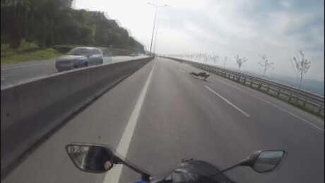 160 Km Hızla Giden Motosiklette Şov Yapmak İsteyen Sürücünün, Kaza Anı Kameraya Yansıdı