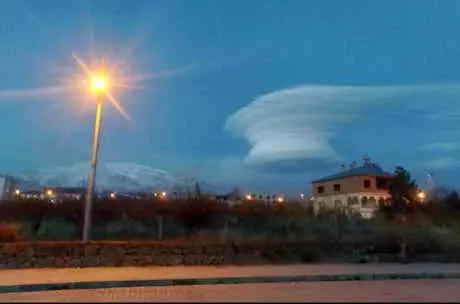 Bitlis'te Bir Garip Görüntü! Bulut Tabakasını Gören Cep Telefonuna Sarıldı