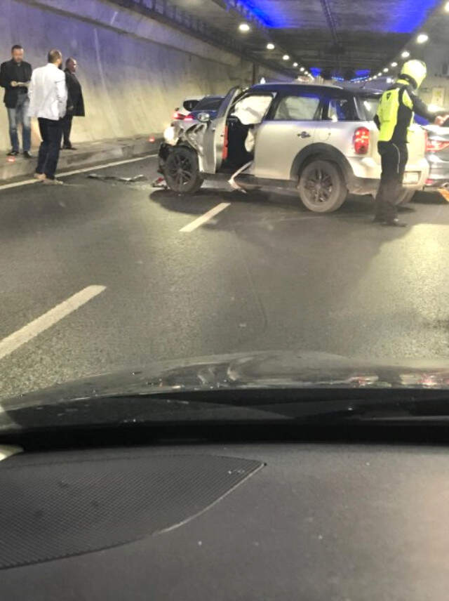 Avrasya Tüneli'nde Kaza! Anadolu'dan Avrupa'ya Geçiş Yönü Trafiğe Kapatıldı Avrasya Tüneli'nde Kaza! Tünel Bir Süre Trafiğe Kapatıldı