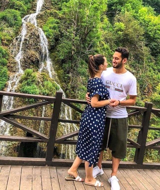 Ünlü Futbolcu Hakan Çalhanoğlu Boşanmak Üzere Olduğu Eşiyle Barıştı