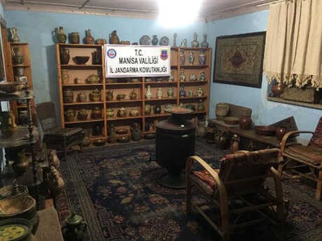 İki Gün Önce Sahibi Ölen <a class='keyword-sd' href='/ciftlik/' title='Çiftlik'>Çiftlik</a> Evinde, 1528 Parça Tarihi Eser Bulundu