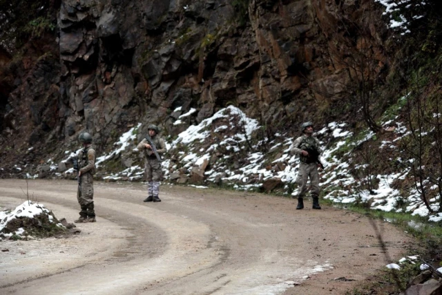 Nefes Kesen Görüntüler! Kar, Kış, Zorlu Arazi Şartları Demeden Karadeniz'de PKK'lı Avı Sürüyor