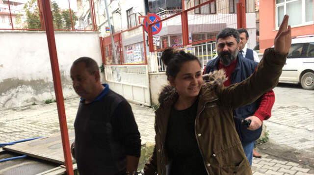 Kocasını Öldüren Kadın, Cezaevine El Sallayarak Gitti Kocasını Öldüren Kadın, Cezaevine El Sallayarak Gitti