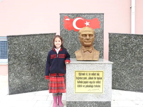 Kız Çocuğunun, Atatürk Büstünü Öpüp Derse Girdiğini Gören İdareciler, Duygu Dolu Anlar Yaşadı