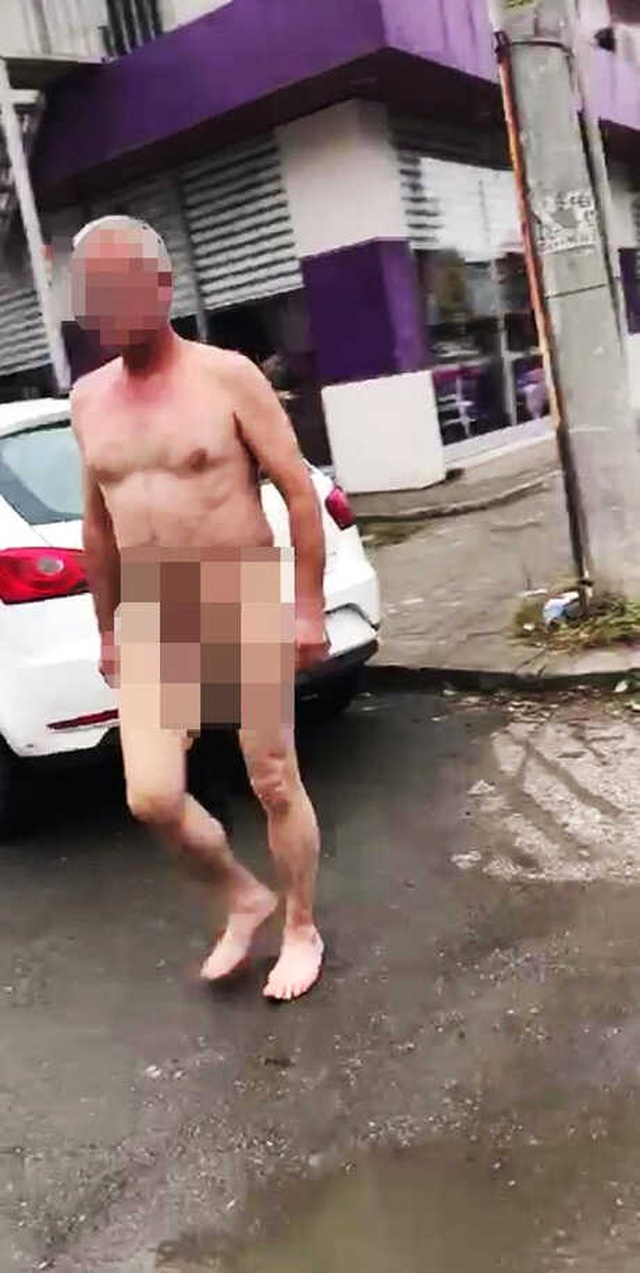 Bunalıma Giren Yaşlı Adam, Çırılçıplak Sokağa Çıktı! O Anlar Kamerada