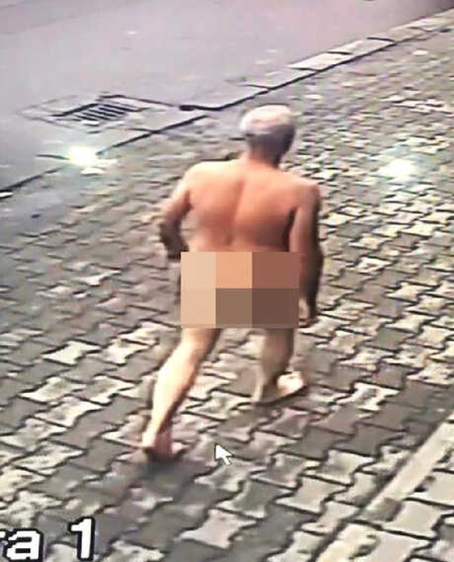 Bunalıma Giren Yaşlı Adam, Çırılçıplak Sokağa Çıktı! O Anlar Kamerada