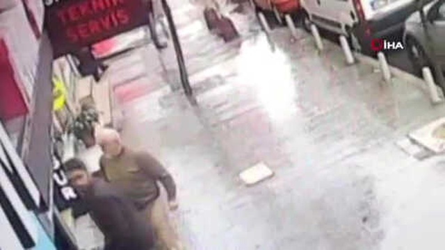 Kurye Kılığına Girip Kuyumcu Soyan Hırsızı, Çevredeki Esnaf Yakaladı! Heyecan Dolu Anlar Kamerada