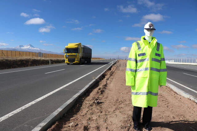 Kayseri Emniyetinden Trafikte 'Mankenli' Önlem Kayseri Emniyetinden Trafikte Yeni Önlem: Manken Polis