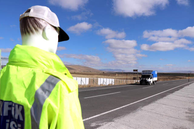 Kayseri Emniyetinden Trafikte 'Mankenli' Önlem Kayseri Emniyetinden Trafikte Yeni Önlem: Manken Polis