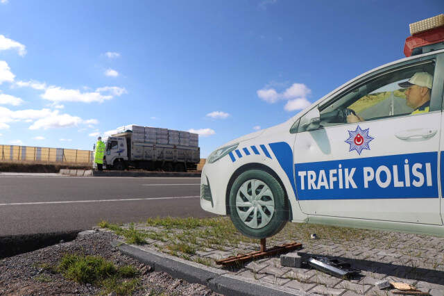 Kayseri Emniyetinden Trafikte 'Mankenli' Önlem Kayseri Emniyetinden Trafikte Yeni Önlem: Manken Polis