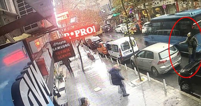 Kurye Kılığına Girip Kuyumcu Soyan Hırsızı, Çevredeki Esnaf Yakaladı! Heyecan Dolu Anlar Kamerada