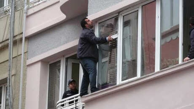 Taksim Meydanı'nda Film Sahnelerini Aratmayan İntihar Girişimi