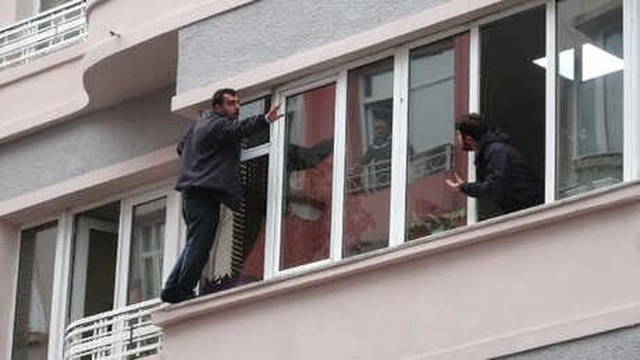 Taksim Meydanı'nda Film Sahnelerini Aratmayan İntihar Girişimi