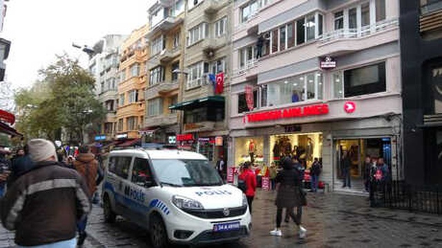 Taksim Meydanı'nda Film Sahnelerini Aratmayan İntihar Girişimi