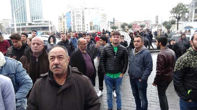 Taksim Meydanı'nda Film Sahnelerini Aratmayan İntihar Girişimi