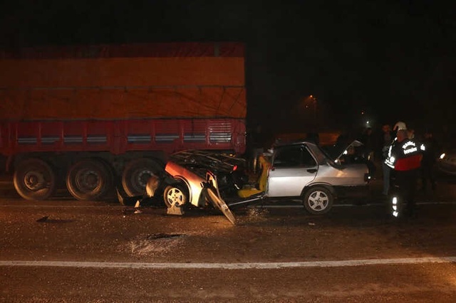 TIR'a Arkadan Çarpan Araç Hurdaya Döndü: 1 Ağır Yaralı
