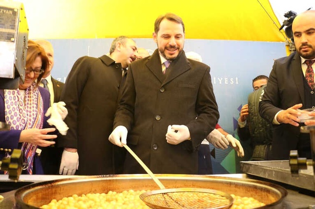Bakan Albayrak, Kendisine Uyarlanan Meşhur Türküyü Dinleyince Kahkaha Attı