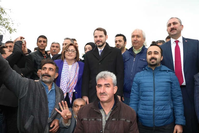 Bakan Albayrak, Kendisine Uyarlanan Meşhur Türküyü Dinleyince Kahkaha Attı