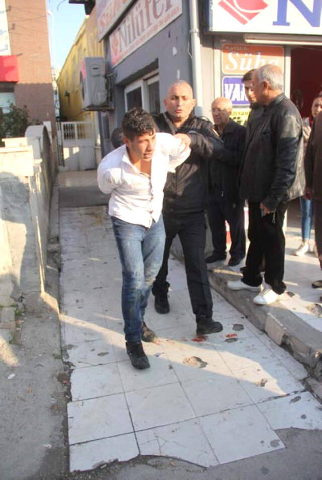 Dolmuş Şoförü ile Babası Trafik Polisine Saldırdı...baba Yaralandı, Oğlu Gözaltına Alındı Ticari Araç Kullanma Yetkisi Olmayan Dolmuş Şoförü ile Babası, Trafik Polisine Saldırdı