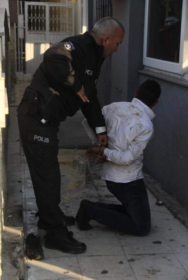 Dolmuş Şoförü ile Babası Trafik Polisine Saldırdı...baba Yaralandı, Oğlu Gözaltına Alındı Ticari Araç Kullanma Yetkisi Olmayan Dolmuş Şoförü ile Babası, Trafik Polisine Saldırdı