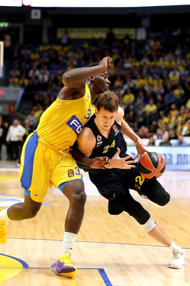 Fenerbahçe, Maccabi FOX Tel Aviv'i Son Çeyrekteki Muhteşem Oyunuyla 74-70 Devirdi