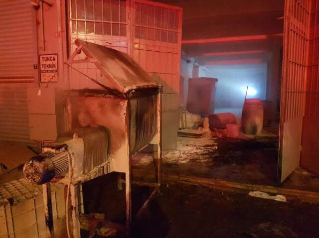 İstanbul'daki Kozmetik Fabrikasında Korkutan Yangın! Etrafa Ağır Bir Koku Yayıldı İstanbul'daki Kozmetik Fabrikasında Korkutan Yangın! Etrafa Ağır Bir Koku Yayıldı