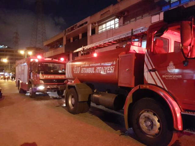 İstanbul'daki Kozmetik Fabrikasında Korkutan Yangın! Etrafa Ağır Bir Koku Yayıldı İstanbul'daki Kozmetik Fabrikasında Korkutan Yangın! Etrafa Ağır Bir Koku Yayıldı