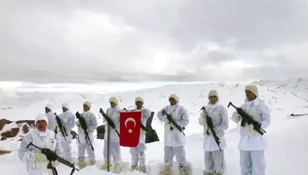 Kato Dağı'ndaki 3 Bin Rakımlı Üs Bölgesinde Görev Yapan Mehmetçikler, Öğretmenler Günü İçin Video Çekti