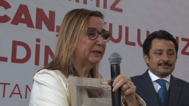 Ticaret Bakanı Pekcan'ı Duygulandıran Anlar Ticaret Bakanı Pekcan'ın Zor Anları! Hediyesini Görünce Gözyaşlarına Hakim Olamadı