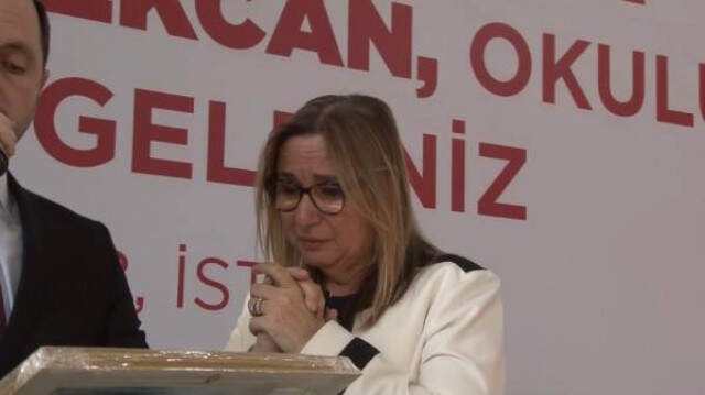Ticaret Bakanı Pekcan'ı Duygulandıran Anlar Ticaret Bakanı Pekcan'ın Zor Anları! Hediyesini Görünce Gözyaşlarına Hakim Olamadı