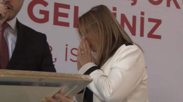 Ticaret Bakanı Pekcan'ı Duygulandıran Anlar Ticaret Bakanı Pekcan'ın Zor Anları! Hediyesini Görünce Gözyaşlarına Hakim Olamadı