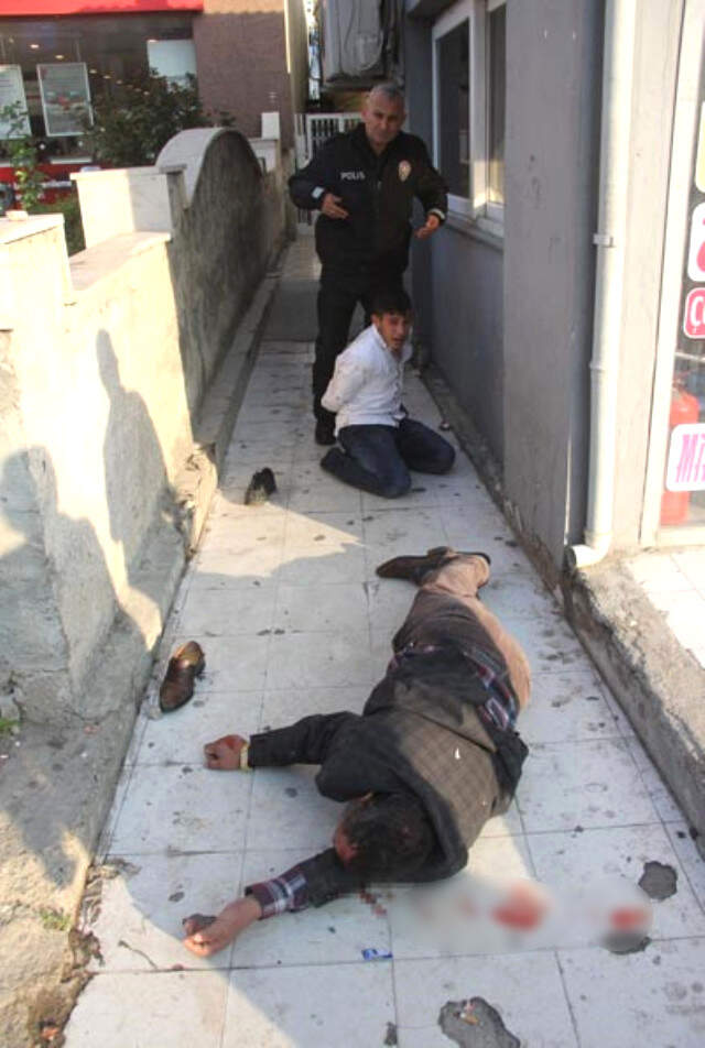 Ticari Araç Kullanma Yetkisi Olmayan Dolmuş Şoförü ile Babası, Trafik Polisine Saldırdı Ticari Araç Kullanma Yetkisi Olmayan Dolmuş Şoförü ile Babası, Trafik Polisine Saldırdı