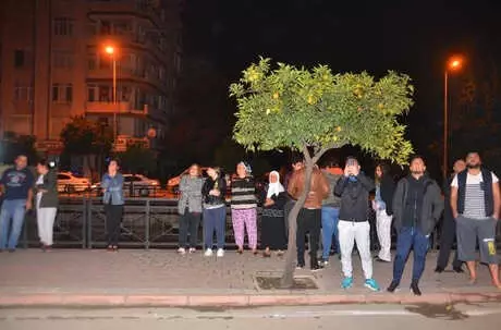 Balkondaki Buzdolabı Alev Aldı, Kucağındaki Torunuyla Evinin Yanışını İzledi