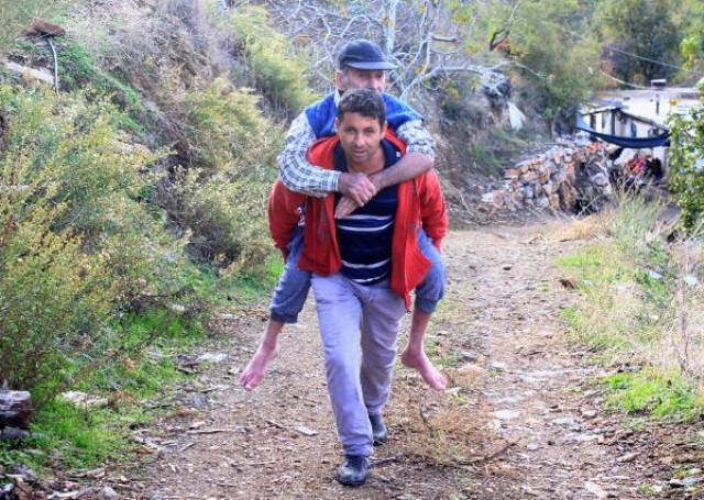 Felçli Babanın Tek İsteği Oğlunun Sırtından İnmek Yürek Yakan Olay! Felçli Babanın Tek İsteği Oğlunun Sırtından İnmek