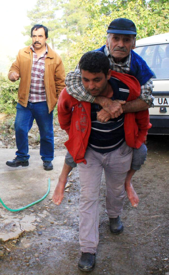 Felçli Babanın Tek İsteği Oğlunun Sırtından İnmek Yürek Yakan Olay! Felçli Babanın Tek İsteği Oğlunun Sırtından İnmek