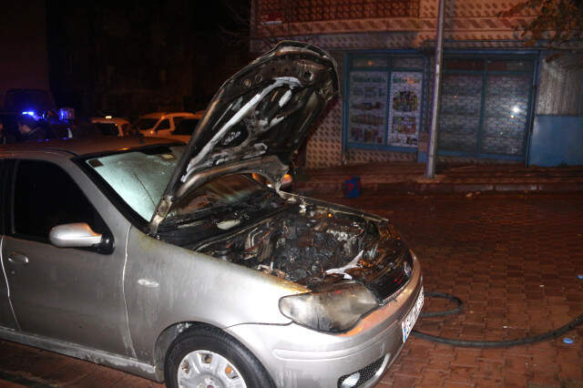 İstanbul'un Göbeğinde Saldırganlar, Park Halindeki 11 Aracı Ateşe Verdi İstanbul'un Göbeğinde Saldırganlar, Park Halindeki 11 Aracı Ateşe Verdi