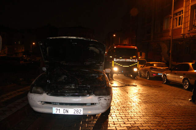 İstanbul'un Göbeğinde Saldırganlar, Park Halindeki 11 Aracı Ateşe Verdi İstanbul'un Göbeğinde Saldırganlar, Park Halindeki 11 Aracı Ateşe Verdi