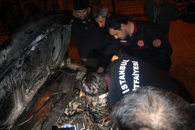 İstanbul'un Göbeğinde Saldırganlar, Park Halindeki 11 Aracı Ateşe Verdi İstanbul'un Göbeğinde Saldırganlar, Park Halindeki 11 Aracı Ateşe Verdi
