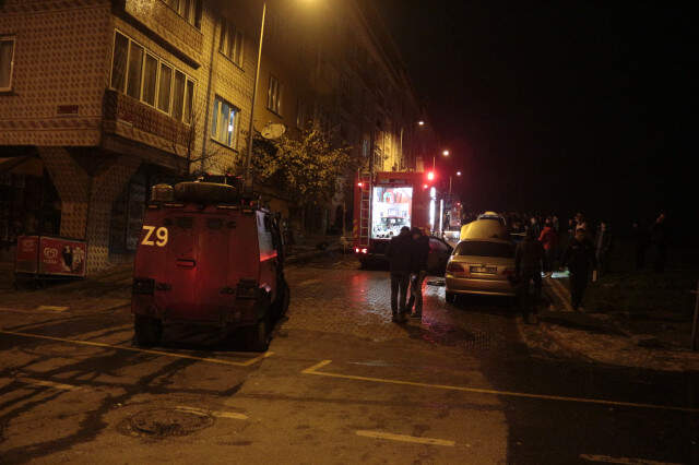 İstanbul'un Göbeğinde Saldırganlar, Park Halindeki 11 Aracı Ateşe Verdi <a class='keyword-sd' href='/istanbul/' title='İstanbul'>İstanbul</a>'un Göbeğinde Saldırganlar, Park Halindeki 11 Aracı Ateşe Verdi